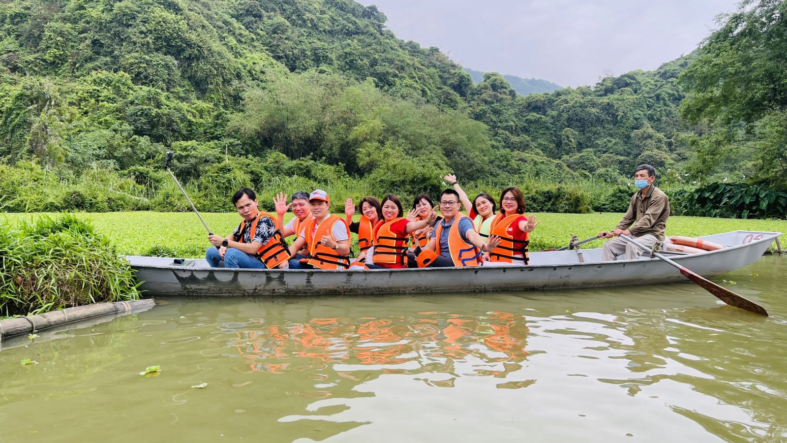 Du khách tham quan Thung Nham